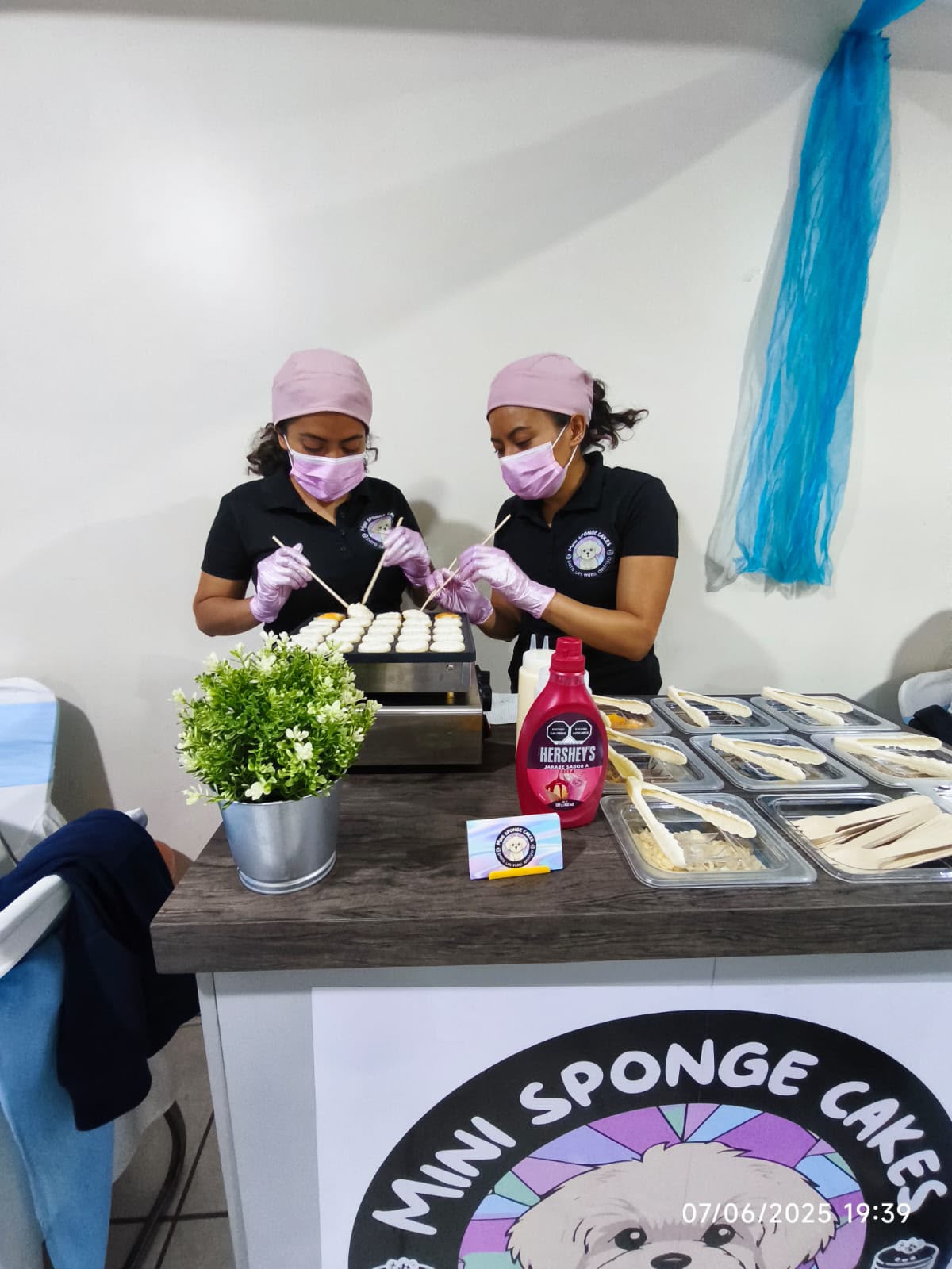 Preparando mini hot cakes en el evento