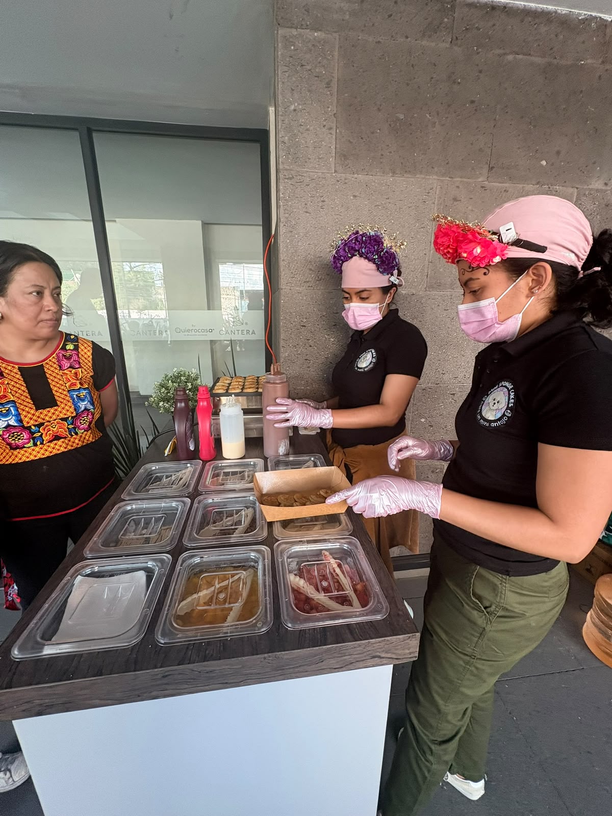 Equipo sirviendo a cliente